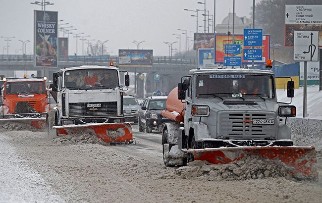 Для прибирання наслідків негоди в Києві задіяно 364 одиниці техніки