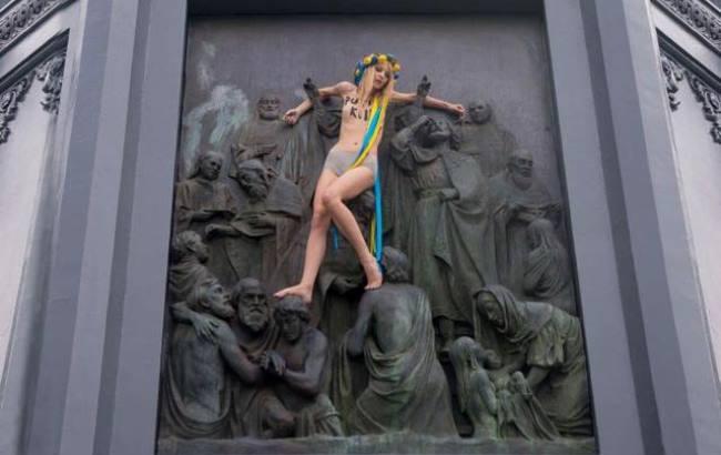 Активистка Femen залезла на памятник князю Владимиру в Киеве