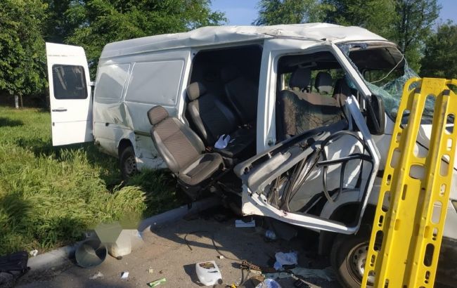 В Дніпропетровській області масштабне ДТП з мікроавтобусом: двоє загилих та вісім поранених
