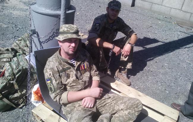 У Києві військові АТО оголосили голодування і прикували себе до стовпа ланцюгом
