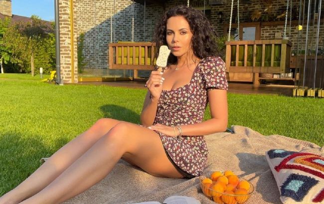 Шкарпетки з босоніжками: Настя Каменських здивувала літнім аутфітом