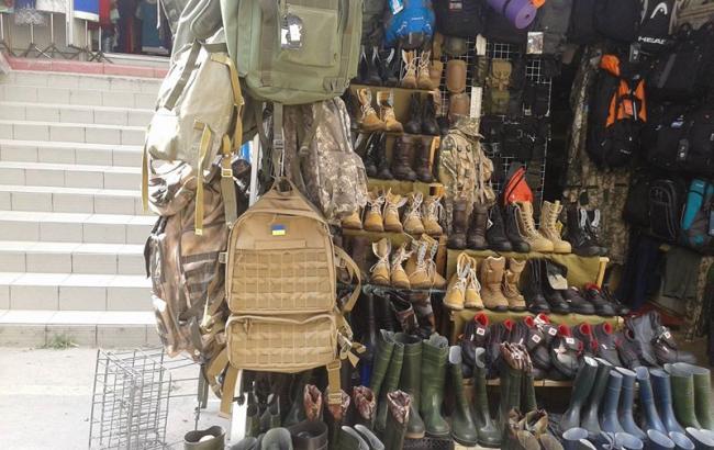 Во Львове на рынке торгуют вещами ВСУ