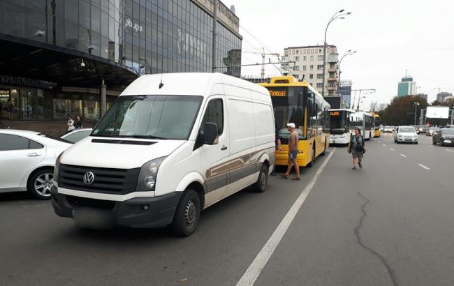 У Києві автохам кинув посеред дороги машину і пішов у справах