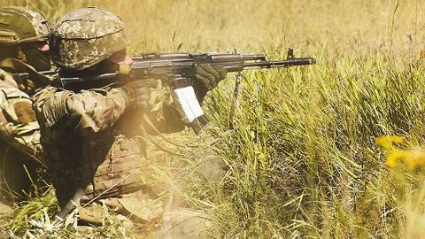 На Донбассе утром ранили украинского военного