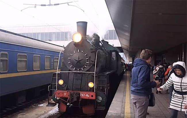 Вокруг Киева проехал необычный ретро-поезд, в котле которого машинисты готовили яичницу