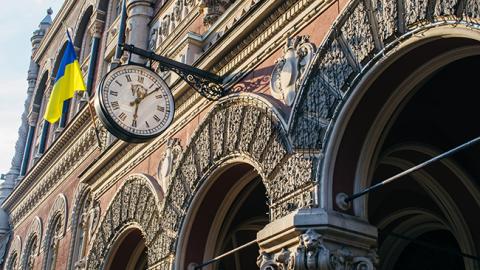 НБУ на 19 жовтня встановив курс гривні на рівні 28,03 грн/долар