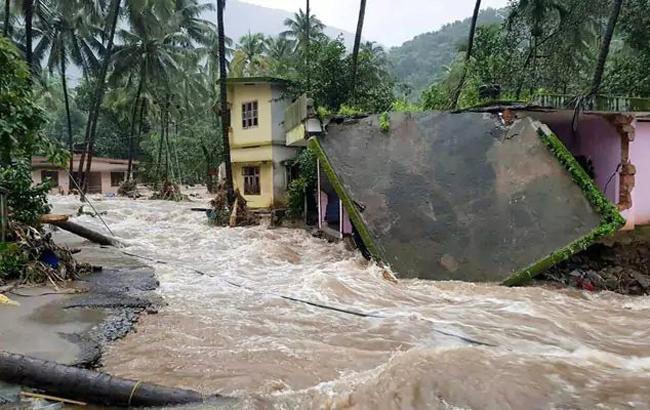В Индии от наводнений и оползней погибли 26 человек