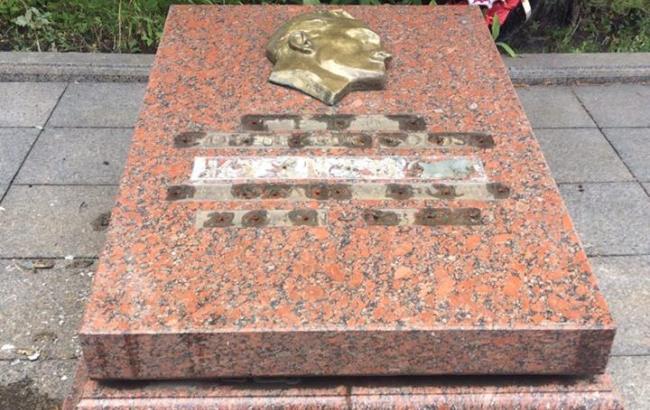 На Холме Славы во Львове вандалы испортили надгробие советского разведчика