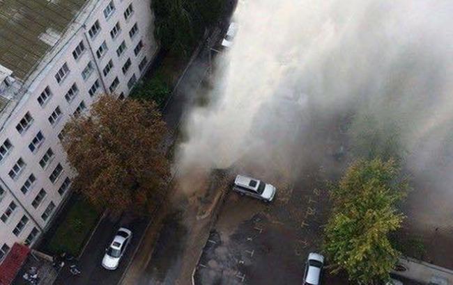 В Киеве в районе НАУ прорвало трубу с горячей водой