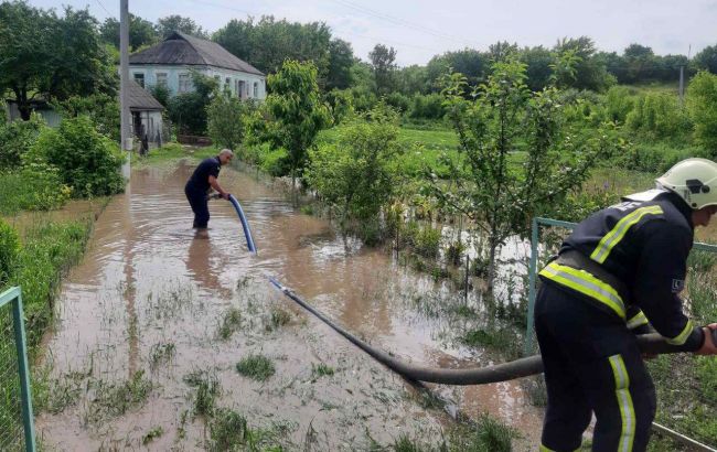 Непогода в Украине: без света более 50 сел и городов, десятки домов и хозяйств в воде