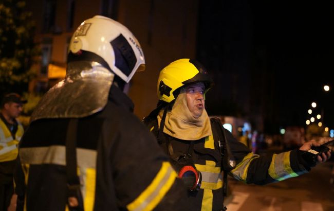 Спасатели показали последствия ночной атаки дронов на Киев (фото)