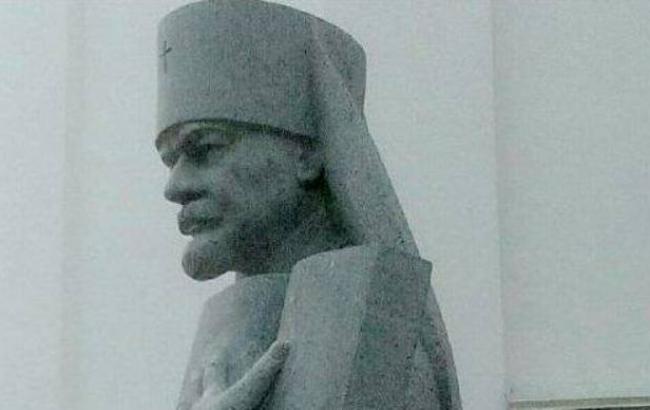 В Житомирі пам'ятник Іларіонові Огієнку на диво схожий на Леніна