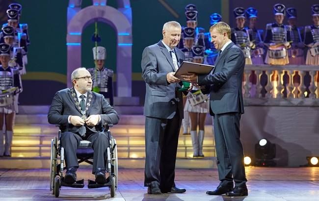 Кернес и Хомутынник вручили награды харьковчанам, которые получили звание почетных граждан города