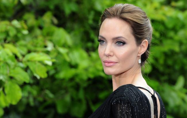 Анджелина Джоли приобрела землю в Камбодже у жестокого убийцы