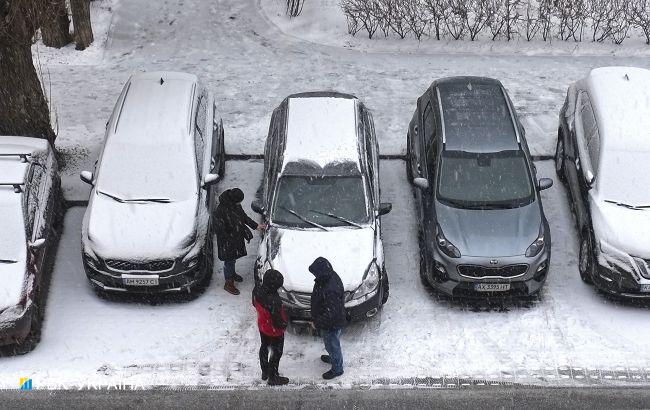 Як правильно очистити автомобіль від снігу: корисні лайфхаки для автомобілістів