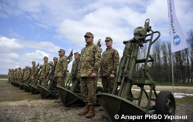 Порошенко передал украинским военным новое отечественное вооружение