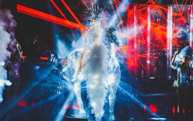 На концерте в Киеве больная бронхитом Полякова выбросила свой гонорар в зал