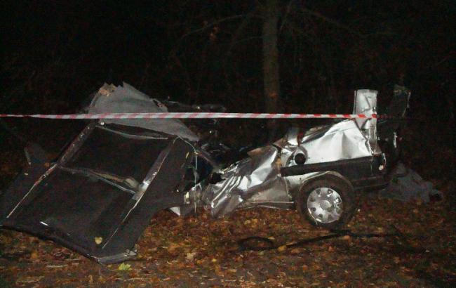 В Черкасской обл. автомобиль врезался в дерево: 3 человека погибли