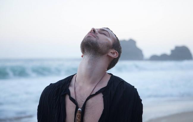 Известный украинский певец стал "ангелом" и снял клип в метро