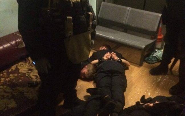 В Киеве арестовали четырех полицейских, которые грабили людей на вокзале
