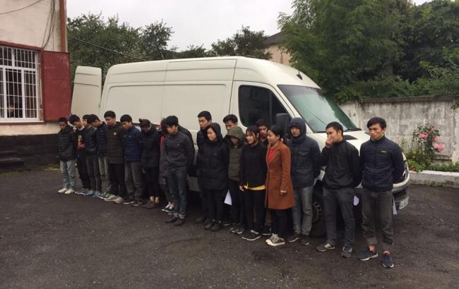 У Львівській області затримали мікроавтобус з 20 нелегальними мігрантами