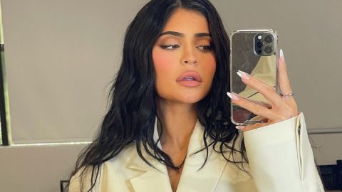 Брюнеткам на замітку: Кайлі Дженнер показала бездоганний образ в модному відтінку