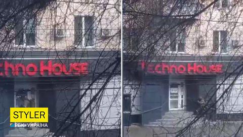 В Херсоне российский солдат вступил в бой с дверью магазина бытовой техники, но проиграл