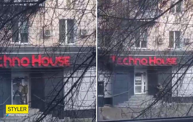 У Херсоні російський солдат вступив у бій з дверима магазину побутової техніки, але програв