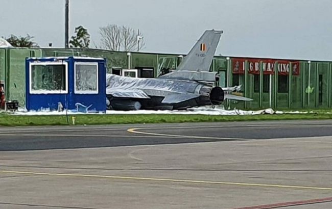 В Нидерландах истребитель F-16 после запуска двигателя врезался в здание авиабазы