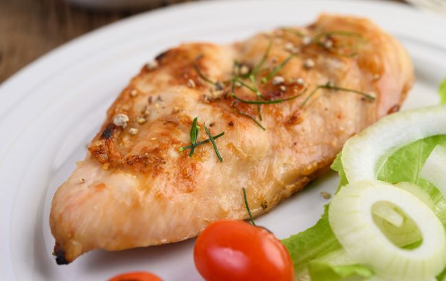 Пересмажили курку? Ці способи повернуть їй соковитість