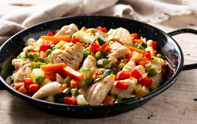 Курка по-селянськи без зайвих калорій: смачно і легко готується