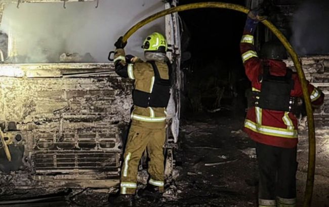 На Київщині дрони знищили сім вантажівок і атакували логістичний комплекс - ДСНС
