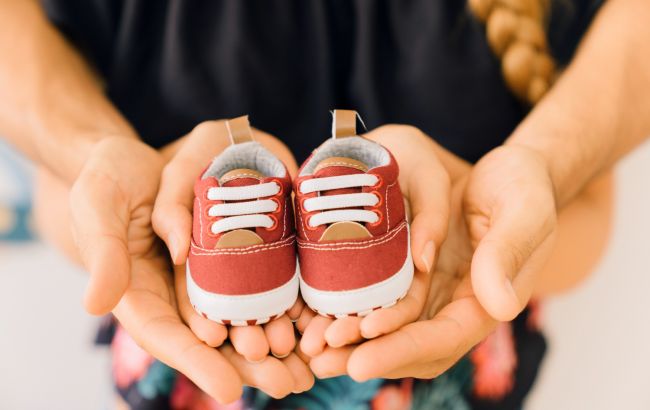 Коли потрібно немовляті купувати перше взуття і яким воно має бути: поради лікаря