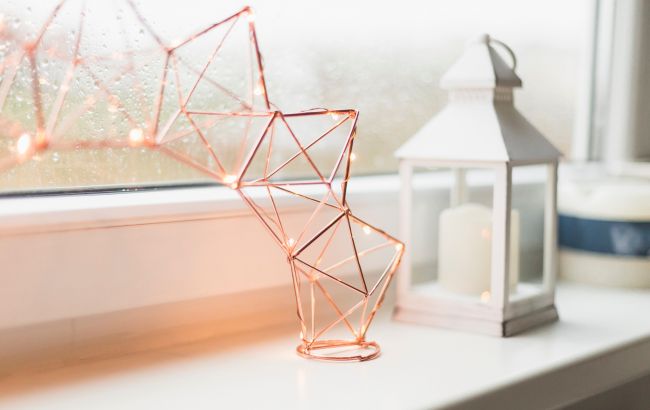 10 предметов, которые нельзя держать на подоконнике: о чем предупреждают народные приметы