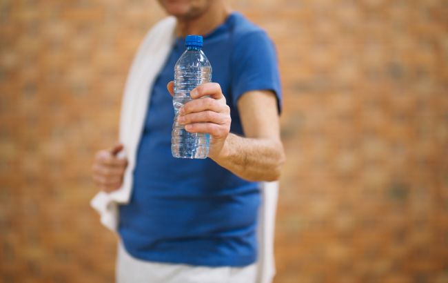 Никогда не пейте воду из пластиковой бутылки, которая лежала в авто: вот почему