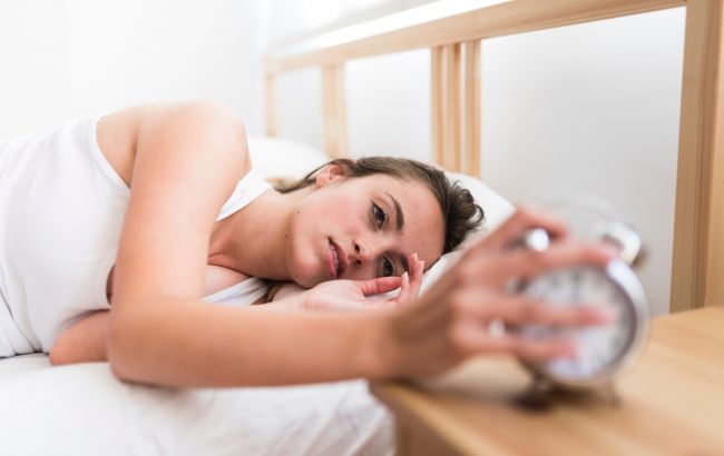 Не відкладайте будильник "ще на 5 хвилин". Сомнолог пояснила, як це псує ваш день
