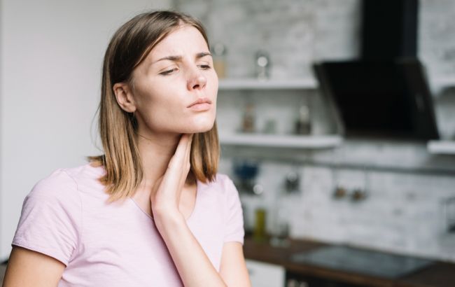 Болит горло? Избегайте этих 5 продуктов в своем рационе