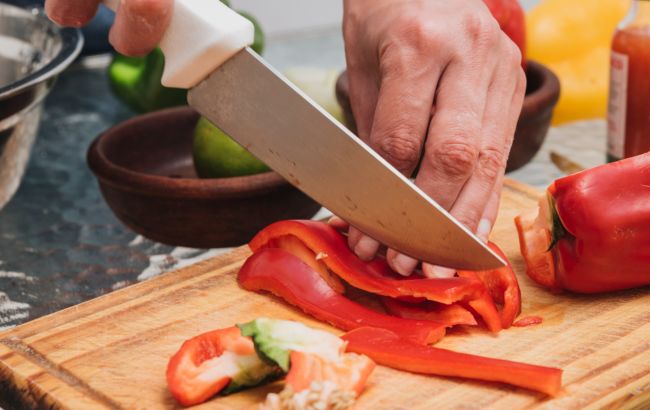 Шеф-повар показал, как правильно держать нож при нарезке продуктов: проверьте себя