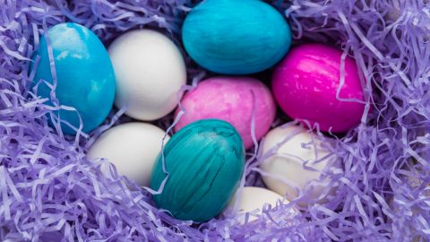 Готовимся к Пасхе: как покрасить яйца натуральными красителями (видео)