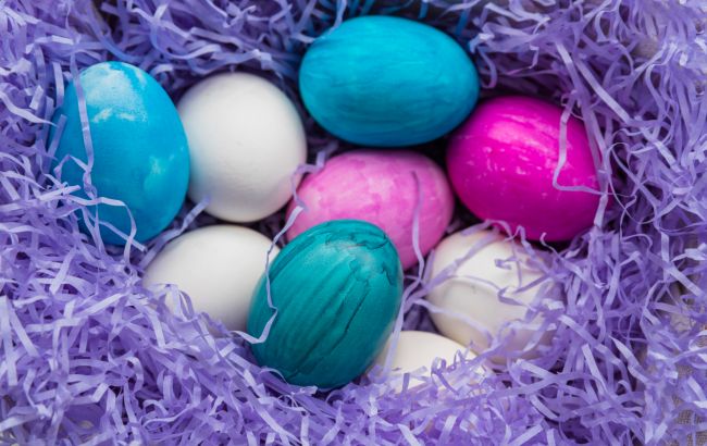 Готовимся к Пасхе: как покрасить яйца натуральными красителями (видео)