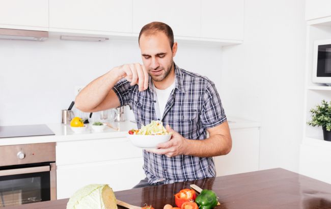 Чи справді шкідливо їсти стоячи: ви будете здивовані