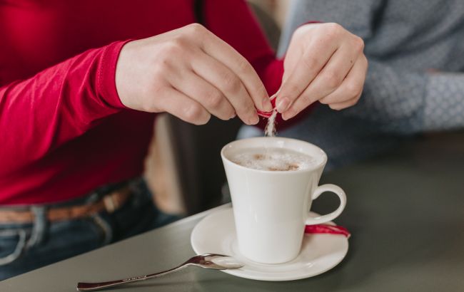 Вы каждый день добавляете это в напитки. Назван продукт, вызывающий сильный голод