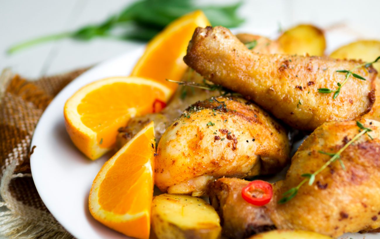 Запечена курка з апельсинами: мʼясо виходить ніжним і соковитим