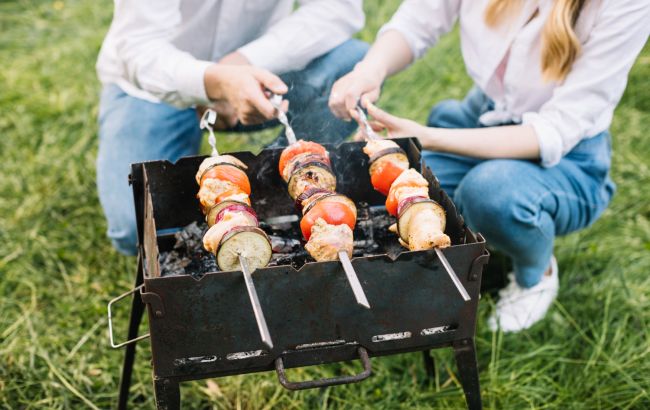 Собираетесь идти на шашлыки? Вот как не навредить желудку на природе