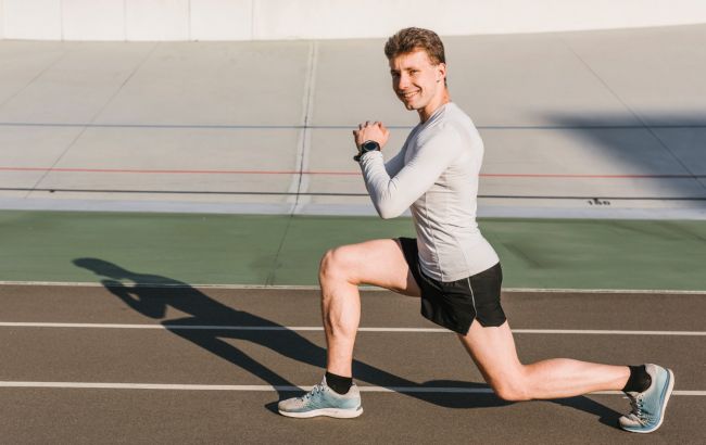 Мужчина делал 100 выпадов ежедневно в течение месяца: вот что произошло с телом