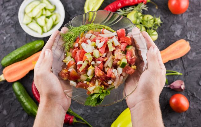 Швидкий рецепт салату з ковбасками: готується всього 5 хв