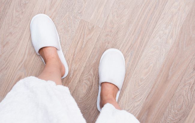 За халатность придется "заплатить" здоровьем: как часто нужно стирать домашние тапочки