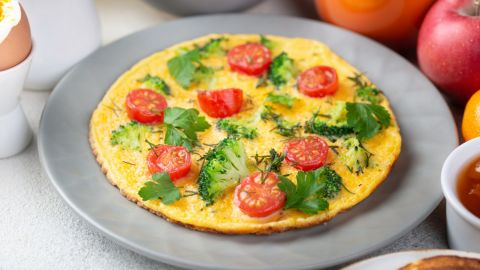 Шеф-повар показал, как идеально пожарить блюда с двух сторон на сковороде: видео лайфхака