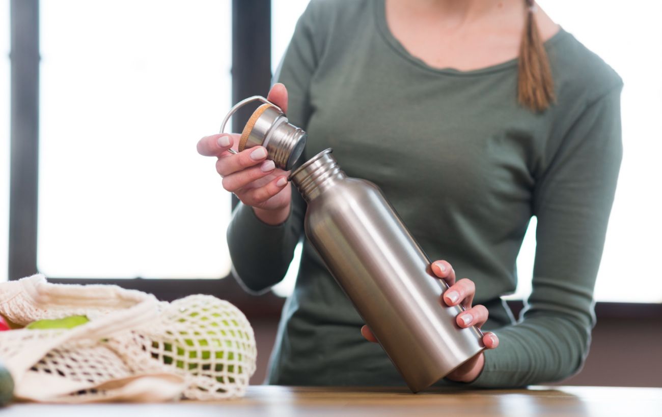 Мийте так пляшки для води, щоб позбутися шкідливих бактерій