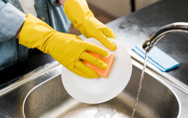5 речей, які ніколи не слід мити засобом для посуду